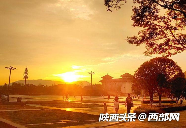 汉中：金色晚霞遇上双桥彩虹